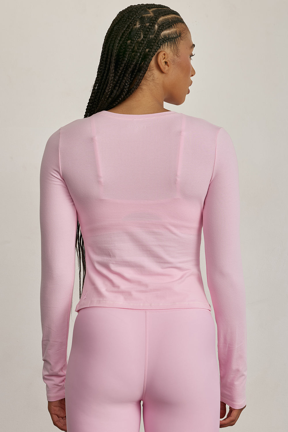 MADE FOR EVERYDAY WEAR, COTTON + חולצת שרווך ארוך מבד כותנה, מתאימה לפעיליות היומיומית.נעימה מאוד ומחמאיה, גזרה צמודה. החולצה אינה מבד מנדף זיעה.צווארון עגול סגור.לוגו Z בגב הפריט. גוון ורוד (לא אטום).