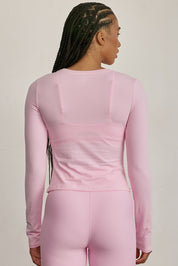MADE FOR EVERYDAY WEAR, COTTON + חולצת שרווך ארוך מבד כותנה, מתאימה לפעיליות היומיומית.נעימה מאוד ומחמאיה, גזרה צמודה. החולצה אינה מבד מנדף זיעה.צווארון עגול סגור.לוגו Z בגב הפריט. גוון ורוד (לא אטום).