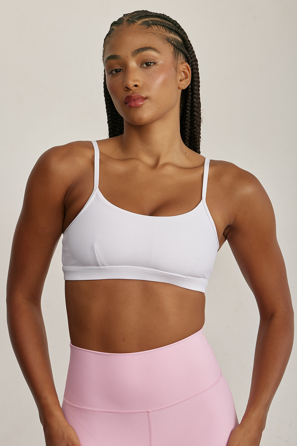 FABRIC: 4 WAY STRETCH FABRIC.טופ מבד 4 כיוונים המתקדם ביותר שלנו, אשר מאופיין באלסטיות ניכרת לאורך כל ארבעת הצירים הראשיים, הבגד עוקב בצורה מושלמת אחר תנועות הגוף ומבטיח חופש פעולה מירבי.גזרה קלאסית קצרה ומחמיאההטופ בשילוב רצועות מתכווננות בגב הטופ.הטופ בשילוב ריפוד נשלף.גוון לבן.