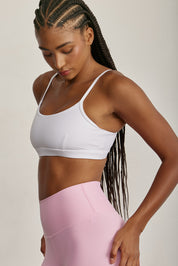 FABRIC: 4 WAY STRETCH FABRIC.טופ מבד 4 כיוונים המתקדם ביותר שלנו, אשר מאופיין באלסטיות ניכרת לאורך כל ארבעת הצירים הראשיים, הבגד עוקב בצורה מושלמת אחר תנועות הגוף ומבטיח חופש פעולה מירבי.גזרה קלאסית קצרה ומחמיאההטופ בשילוב רצועות מתכווננות בגב הטופ.הטופ בשילוב ריפוד נשלף.גוון לבן.