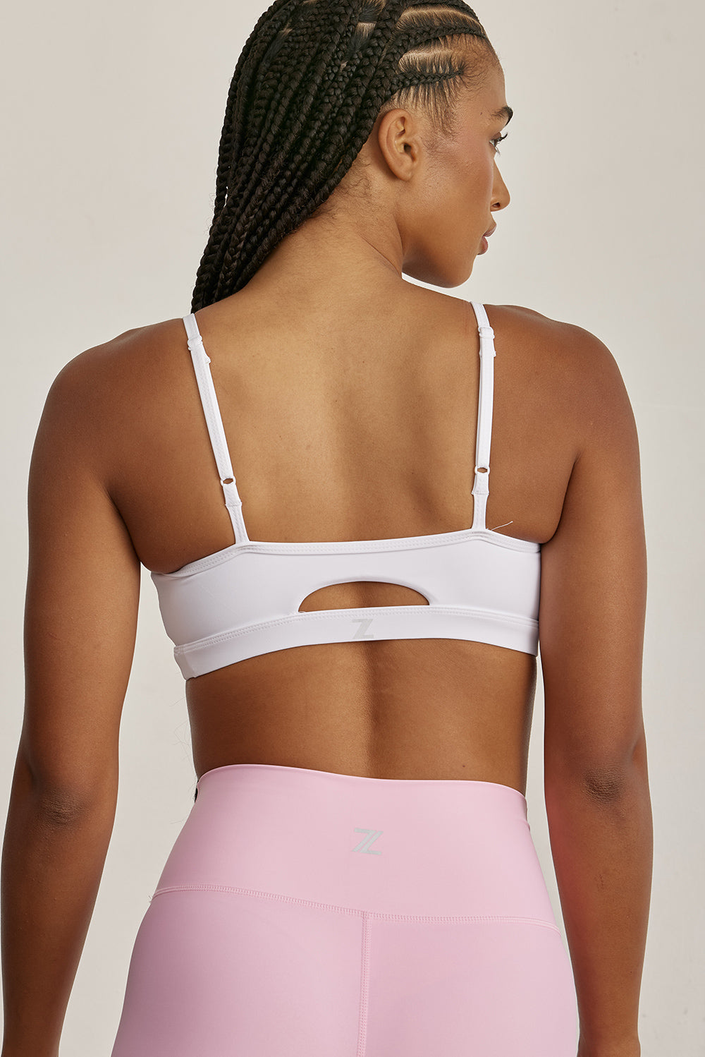 FABRIC: 4 WAY STRETCH FABRIC.טופ מבד 4 כיוונים המתקדם ביותר שלנו, אשר מאופיין באלסטיות ניכרת לאורך כל ארבעת הצירים הראשיים, הבגד עוקב בצורה מושלמת אחר תנועות הגוף ומבטיח חופש פעולה מירבי.גזרה קלאסית קצרה ומחמיאההטופ בשילוב רצועות מתכווננות בגב הטופ.הטופ בשילוב ריפוד נשלף.גוון לבן.