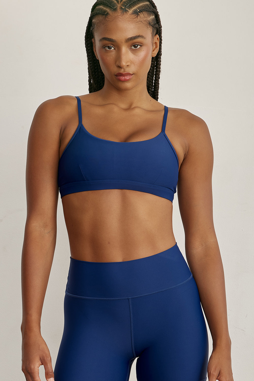 FABRIC: 4 WAY STRETCH FABRIC.טופ מבד 4 כיוונים המתקדם ביותר שלנו, אשר מאופיין באלסטיות ניכרת לאורך כל ארבעת הצירים הראשיים, הבגד עוקב בצורה מושלמת אחר תנועות הגוף ומבטיח חופש פעולה מירבי.גזרה קלאסית קצרה ומחמיאההטופ בשילוב רצועות מתכווננות בגב הטופ.הטופ בשילוב ריפוד נשלף.גוון כחול כהה. 