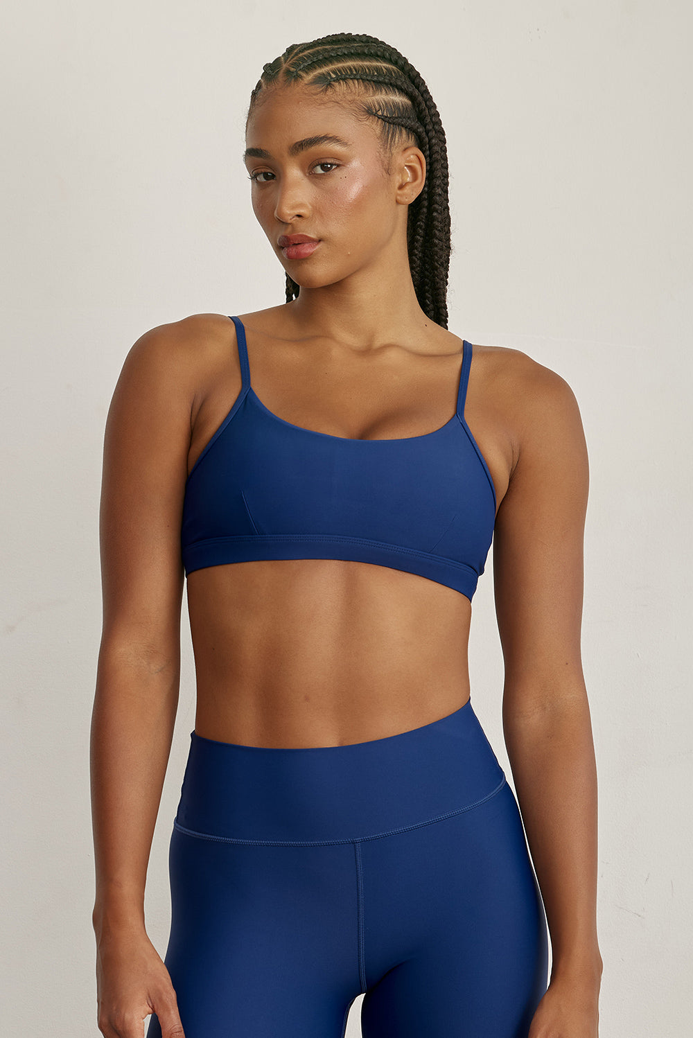 FABRIC: 4 WAY STRETCH FABRIC.טופ מבד 4 כיוונים המתקדם ביותר שלנו, אשר מאופיין באלסטיות ניכרת לאורך כל ארבעת הצירים הראשיים, הבגד עוקב בצורה מושלמת אחר תנועות הגוף ומבטיח חופש פעולה מירבי.גזרה קלאסית קצרה ומחמיאההטופ בשילוב רצועות מתכווננות בגב הטופ.הטופ בשילוב ריפוד נשלף.גוון כחול כהה. 