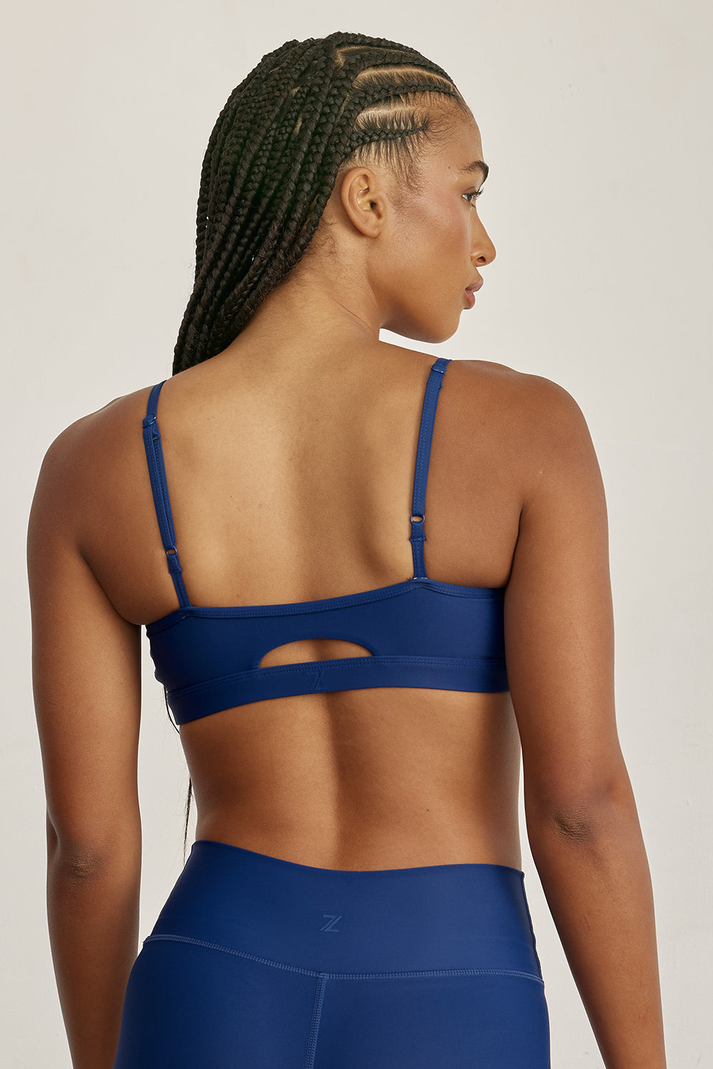 FABRIC: 4 WAY STRETCH FABRIC.טופ מבד 4 כיוונים המתקדם ביותר שלנו, אשר מאופיין באלסטיות ניכרת לאורך כל ארבעת הצירים הראשיים, הבגד עוקב בצורה מושלמת אחר תנועות הגוף ומבטיח חופש פעולה מירבי.גזרה קלאסית קצרה ומחמיאההטופ בשילוב רצועות מתכווננות בגב הטופ.הטופ בשילוב ריפוד נשלף.גוון כחול כהה. 