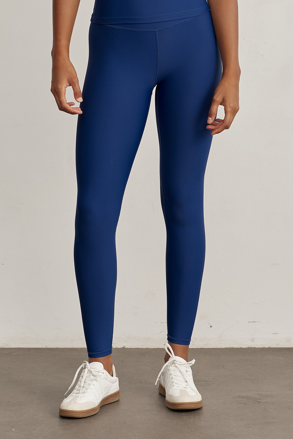 FABRIC: 4 WAY STRETCH FABRIC.הבד המתקדם ביותר שלנו המאופיין באלסטיות ניכרת לאורך כל ארבעת הצירים הראשיים, הבגד עוקב בצורה מושלמת אחר תנועות הגוף ומבטיח חופש פעולה מירבי.גזרה גבוהה מאוד.לוגו Z בחגורת הטייץ בחלק האחורי.גוון כחול כהה.