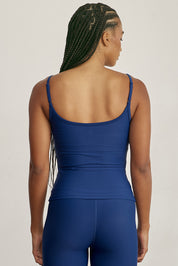 FABRIC: 4 WAY STRETCH FABRIC.גופייה מבד 4 כיוונים המתקדם, אשר מאופיין באלסטיות ניכרת לאורך כל ארבעת הצירים הראשיים, הבגד עוקב בצורה מושלמת אחר תנועות הגוף ומבטיח חופש פעולה מירבי.גזרה קלאסית, מעט ארוכה.הגופייה בשילוב שכבה פנימית וריפוד נשלף. לוגו Z בגב הפריט.הגופייה בשילוב רצועות מתכווננות בגב הפריט.גוון כחול כהה.