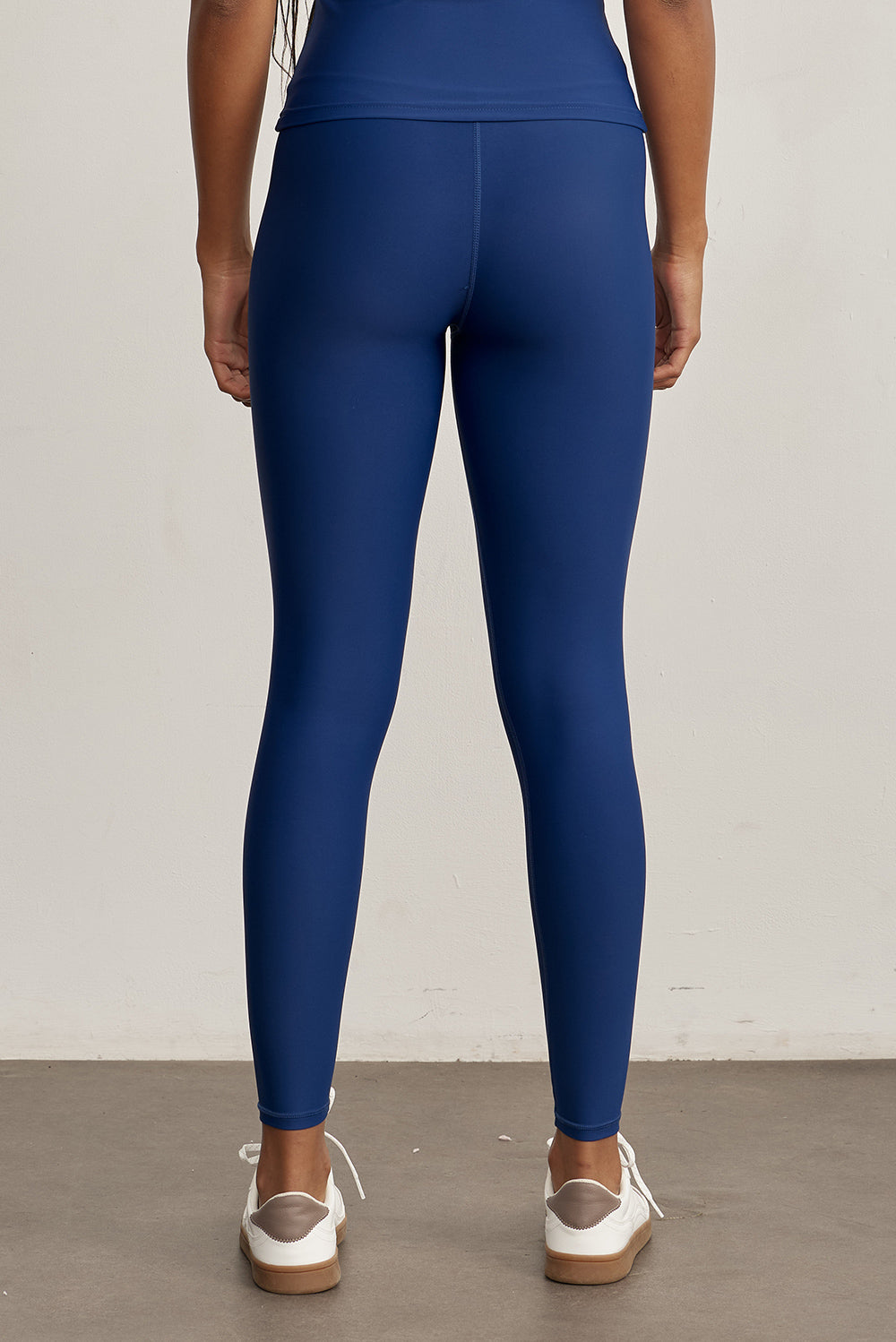 FABRIC: 4 WAY STRETCH FABRIC.הבד המתקדם ביותר שלנו המאופיין באלסטיות ניכרת לאורך כל ארבעת הצירים הראשיים, הבגד עוקב בצורה מושלמת אחר תנועות הגוף ומבטיח חופש פעולה מירבי.גזרה גבוהה מאוד.לוגו Z בחגורת הטייץ בחלק האחורי.גוון כחול כהה.