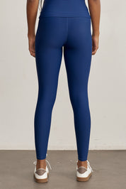 FABRIC: 4 WAY STRETCH FABRIC.הבד המתקדם ביותר שלנו המאופיין באלסטיות ניכרת לאורך כל ארבעת הצירים הראשיים, הבגד עוקב בצורה מושלמת אחר תנועות הגוף ומבטיח חופש פעולה מירבי.גזרה גבוהה מאוד.לוגו Z בחגורת הטייץ בחלק האחורי.גוון כחול כהה.