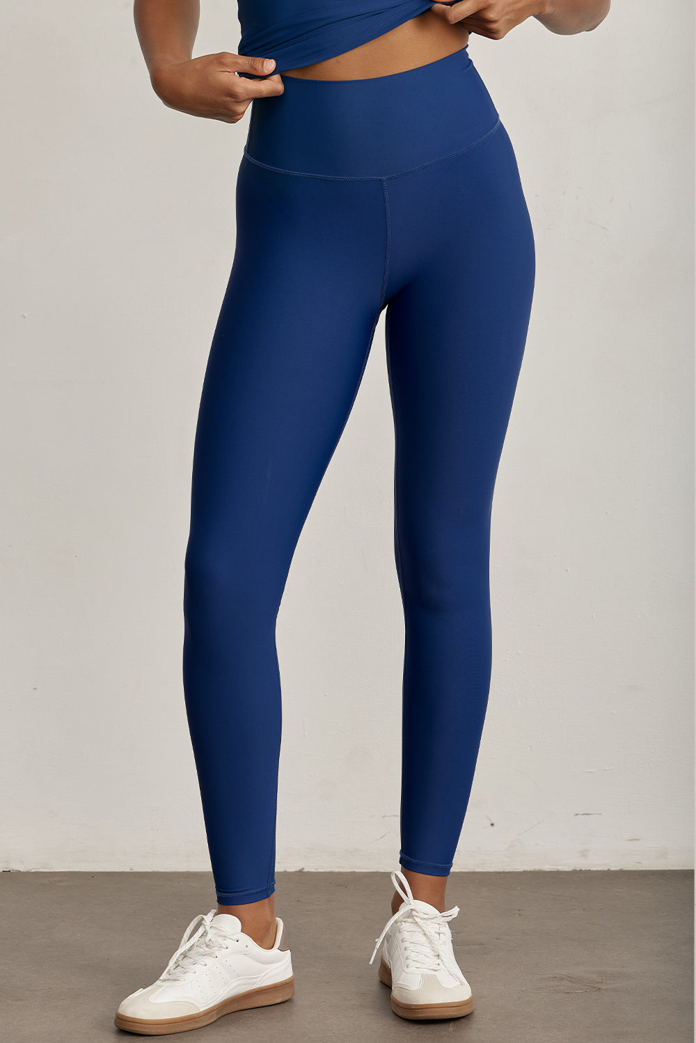 FABRIC: 4 WAY STRETCH FABRIC.הבד המתקדם ביותר שלנו המאופיין באלסטיות ניכרת לאורך כל ארבעת הצירים הראשיים, הבגד עוקב בצורה מושלמת אחר תנועות הגוף ומבטיח חופש פעולה מירבי.גזרה גבוהה מאוד.לוגו Z בחגורת הטייץ בחלק האחורי.גוון כחול כהה.