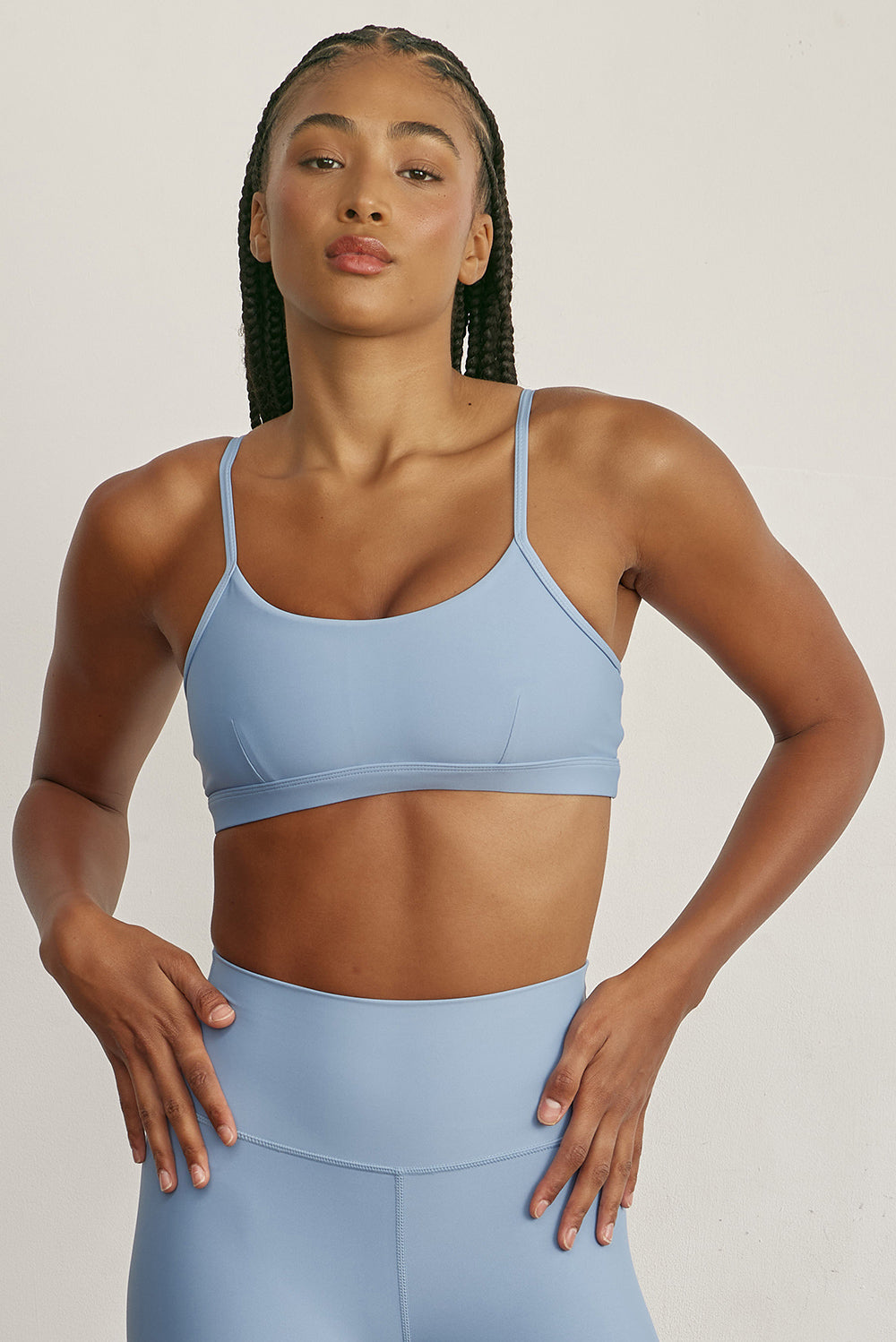FABRIC: 4 WAY STRETCH FABRIC.טופ מבד 4 כיוונים המתקדם ביותר שלנו, אשר מאופיין באלסטיות ניכרת לאורך כל ארבעת הצירים הראשיים, הבגד עוקב בצורה מושלמת אחר תנועות הגוף ומבטיח חופש פעולה מירבי.גזרה קלאסית קצרה ומחמיאההטופ בשילוב רצועות מתכווננות בגב הטופ.הטופ בשילוב ריפוד נשלף.גוון כחול בהיר.