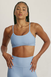 FABRIC: 4 WAY STRETCH FABRIC.טופ מבד 4 כיוונים המתקדם ביותר שלנו, אשר מאופיין באלסטיות ניכרת לאורך כל ארבעת הצירים הראשיים, הבגד עוקב בצורה מושלמת אחר תנועות הגוף ומבטיח חופש פעולה מירבי.גזרה קלאסית קצרה ומחמיאההטופ בשילוב רצועות מתכווננות בגב הטופ.הטופ בשילוב ריפוד נשלף.גוון כחול בהיר.