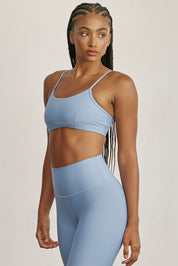 FABRIC: 4 WAY STRETCH FABRIC.טופ מבד 4 כיוונים המתקדם ביותר שלנו, אשר מאופיין באלסטיות ניכרת לאורך כל ארבעת הצירים הראשיים, הבגד עוקב בצורה מושלמת אחר תנועות הגוף ומבטיח חופש פעולה מירבי.גזרה קלאסית קצרה ומחמיאההטופ בשילוב רצועות מתכווננות בגב הטופ.הטופ בשילוב ריפוד נשלף.גוון כחול בהיר.