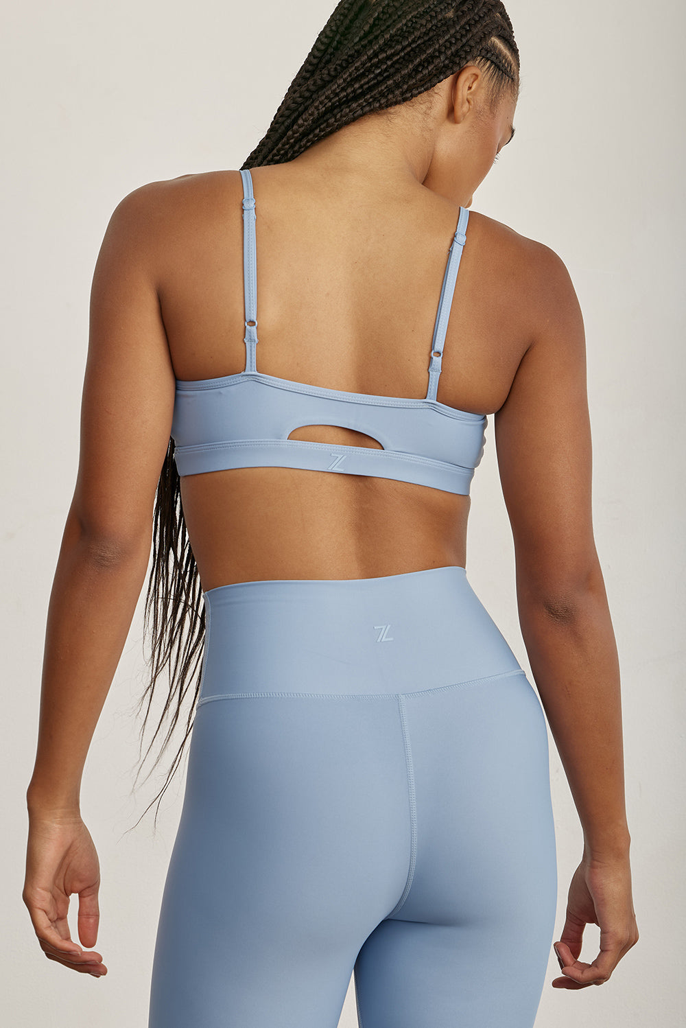 FABRIC: 4 WAY STRETCH FABRIC.טופ מבד 4 כיוונים המתקדם ביותר שלנו, אשר מאופיין באלסטיות ניכרת לאורך כל ארבעת הצירים הראשיים, הבגד עוקב בצורה מושלמת אחר תנועות הגוף ומבטיח חופש פעולה מירבי.גזרה קלאסית קצרה ומחמיאההטופ בשילוב רצועות מתכווננות בגב הטופ.הטופ בשילוב ריפוד נשלף.גוון כחול בהיר.