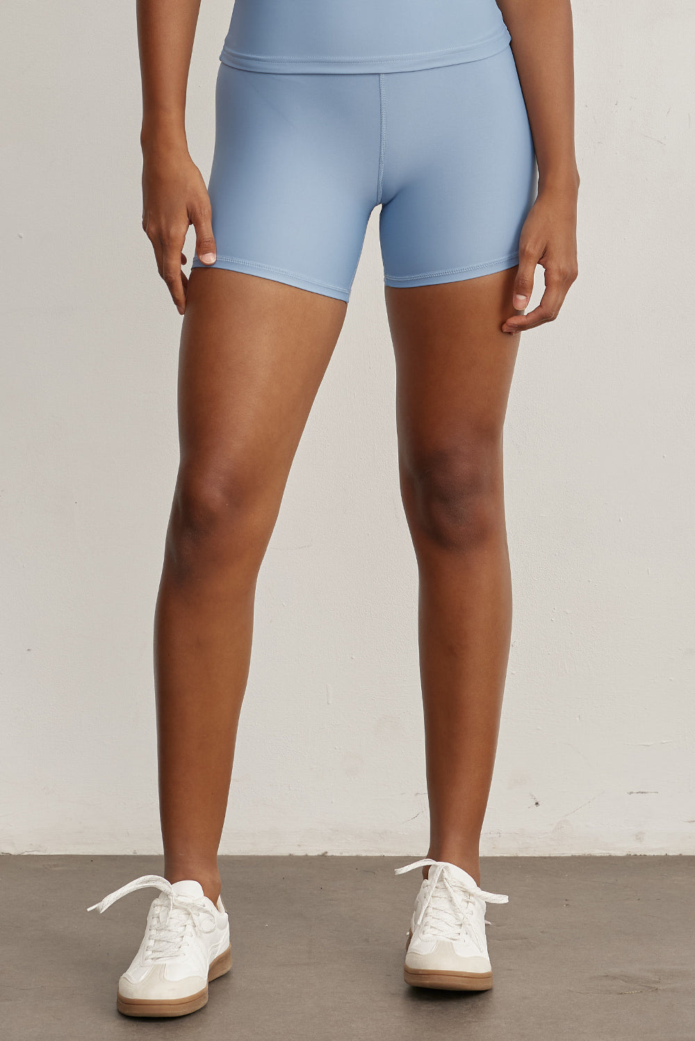 FABRIC: 4 WAY STRETCH FABRIC.הבד המתקדם ביותר שלנו המאופיין באלסטיות ניכרת לאורך כל ארבעת הצירים הראשיים, הבגד עוקב בצורה מושלמת אחר תנועות הגוף ומבטיח חופש פעולה מירבי.שורט קצר עם חגורה גבוהה.לוגו Z בחגורת הטייץ בחלק האחורי.גוון כחול בהיר.