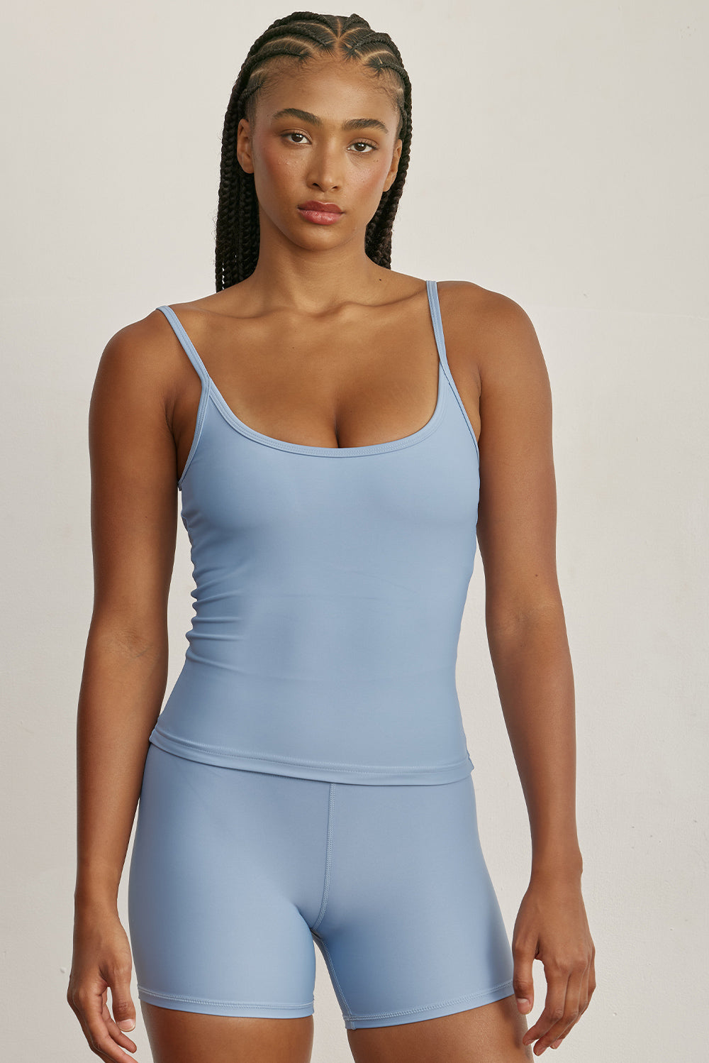 FABRIC: 4 WAY STRETCH FABRIC.גופייה מבד 4 כיוונים המתקדם, אשר מאופיין באלסטיות ניכרת לאורך כל ארבעת הצירים הראשיים, הבגד עוקב בצורה מושלמת אחר תנועות הגוף ומבטיח חופש פעולה מירבי.גזרה קלאסית, מעט ארוכה.הגופייה בשילוב שכבה פנימית וריפוד נשלף. לוגו Z בגב הפריט.הגופייה בשילוב רצועות מתכווננות בגב הפריט.גוון כחול בהיר.