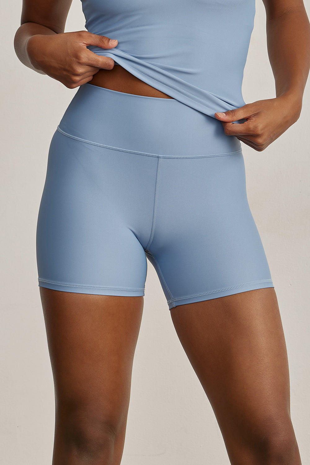 FABRIC: 4 WAY STRETCH FABRIC.הבד המתקדם ביותר שלנו המאופיין באלסטיות ניכרת לאורך כל ארבעת הצירים הראשיים, הבגד עוקב בצורה מושלמת אחר תנועות הגוף ומבטיח חופש פעולה מירבי.שורט קצר עם חגורה גבוהה.לוגו Z בחגורת הטייץ בחלק האחורי.גוון כחול בהיר.