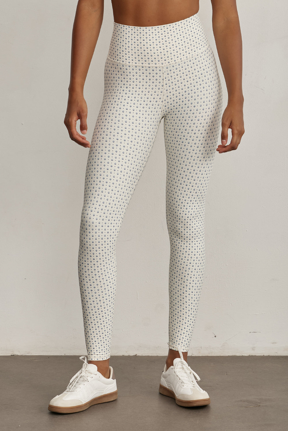 FABRIC: 4 WAY STRETCH FABRIC.הבד המתקדם ביותר שלנו המאופיין באלסטיות ניכרת לאורך כל ארבעת הצירים הראשיים, הבגד עוקב בצורה מושלמת אחר תנועות הגוף ומבטיח חופש פעולה מירבי.גזרה גבוהה.לוגו Z בחגורת הטייץ בחלק האחורי.הדפס פרחוני כחול על בסיס רקע קרם.לתשומת לבך, בצבע בהיר כמו גוון זה מומלץ ללבוש תחתון ללא תפר.