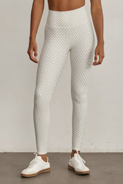 FABRIC: 4 WAY STRETCH FABRIC.הבד המתקדם ביותר שלנו המאופיין באלסטיות ניכרת לאורך כל ארבעת הצירים הראשיים, הבגד עוקב בצורה מושלמת אחר תנועות הגוף ומבטיח חופש פעולה מירבי.גזרה גבוהה.לוגו Z בחגורת הטייץ בחלק האחורי.הדפס פרחוני כחול על בסיס רקע קרם.לתשומת לבך, בצבע בהיר כמו גוון זה מומלץ ללבוש תחתון ללא תפר.