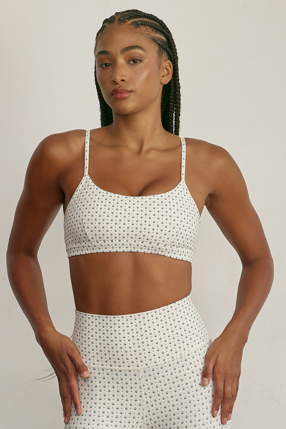 FABRIC: 4 WAY STRETCH FABRIC.טופ מבד 4 כיוונים המתקדם ביותר שלנו, אשר מאופיין באלסטיות ניכרת לאורך כל ארבעת הצירים הראשיים, הבגד עוקב בצורה מושלמת אחר תנועות הגוף ומבטיח חופש פעולה מירבי.גזרה קלאסית קצרה ומחמיאההטופ בשילוב רצועות מתכווננות בגב הטופ.הטופ בשילוב ריפוד נשלף.הדפס ברקע שמנת, דפוס כחול.
