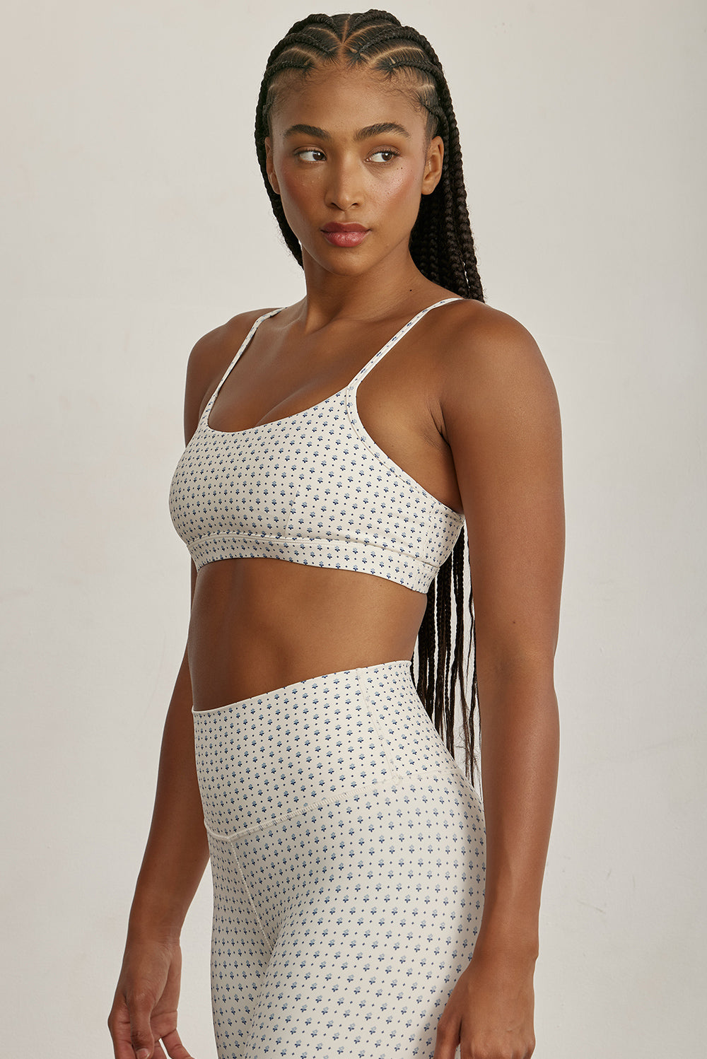 FABRIC: 4 WAY STRETCH FABRIC.טופ מבד 4 כיוונים המתקדם ביותר שלנו, אשר מאופיין באלסטיות ניכרת לאורך כל ארבעת הצירים הראשיים, הבגד עוקב בצורה מושלמת אחר תנועות הגוף ומבטיח חופש פעולה מירבי.גזרה קלאסית קצרה ומחמיאההטופ בשילוב רצועות מתכווננות בגב הטופ.הטופ בשילוב ריפוד נשלף.הדפס ברקע שמנת, דפוס כחול.