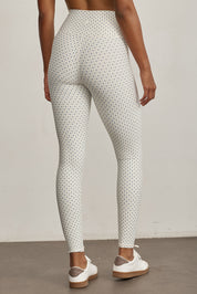FABRIC: 4 WAY STRETCH FABRIC.הבד המתקדם ביותר שלנו המאופיין באלסטיות ניכרת לאורך כל ארבעת הצירים הראשיים, הבגד עוקב בצורה מושלמת אחר תנועות הגוף ומבטיח חופש פעולה מירבי.גזרה גבוהה.לוגו Z בחגורת הטייץ בחלק האחורי.הדפס פרחוני כחול על בסיס רקע קרם.לתשומת לבך, בצבע בהיר כמו גוון זה מומלץ ללבוש תחתון ללא תפר.