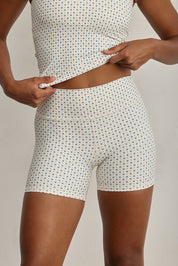 FABRIC: 4 WAY STRETCH FABRIC.הבד המתקדם ביותר שלנו המאופיין באלסטיות ניכרת לאורך כל ארבעת הצירים הראשיים, הבגד עוקב בצורה מושלמת אחר תנועות הגוף ומבטיח חופש פעולה מירבי.שורט קצר עם חגורה גבוהה.לוגו Z בחגורת הטייץ בחלק האחורי.דפוס פרחוני כחול עדין ברקע שמנת .