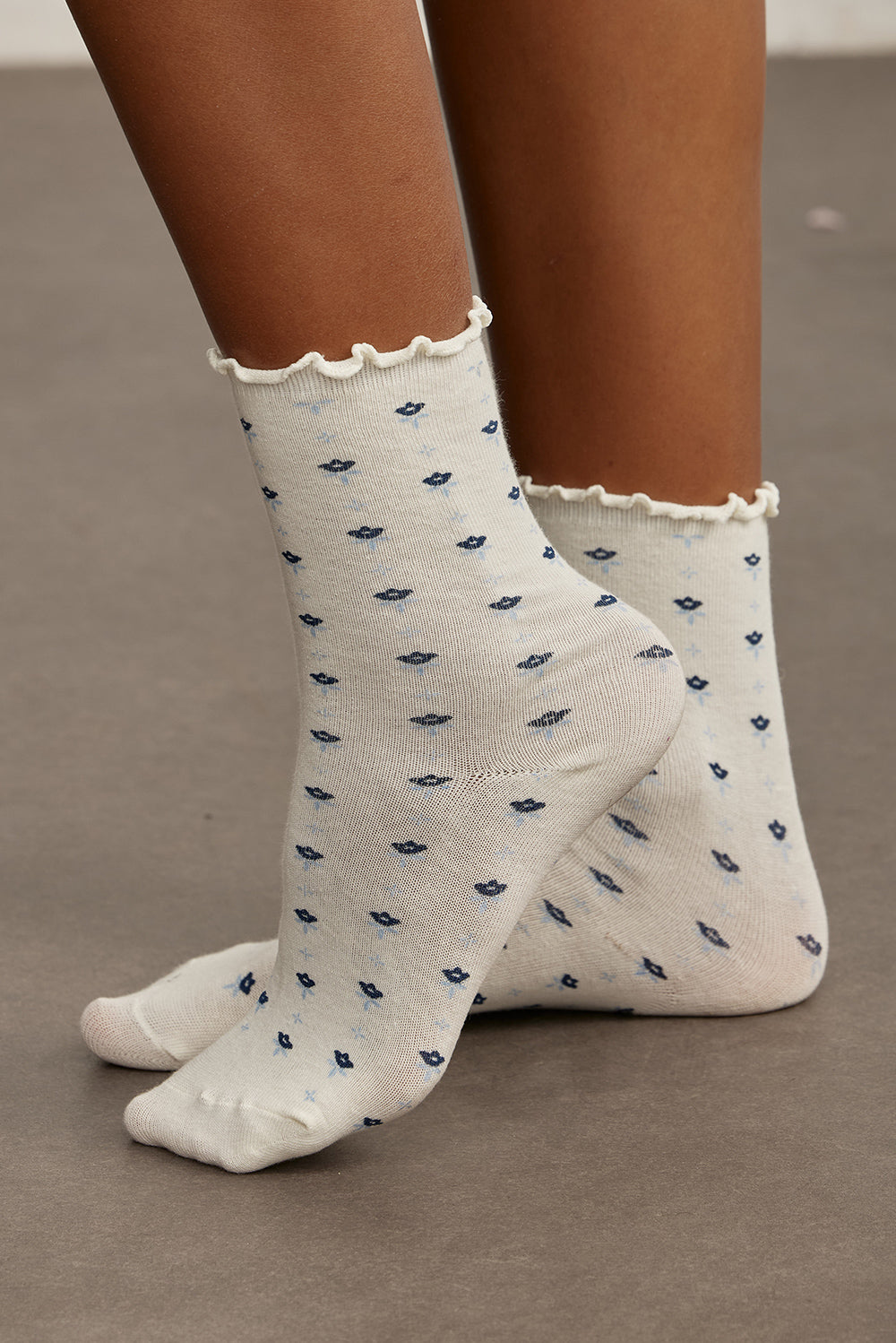 Z SOCKSזוג גרביים בגוון שמנת עם הדפס כחול.מידה: ONE SIZE