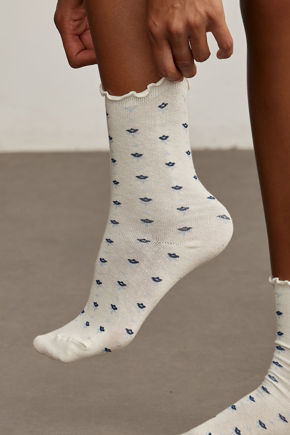 Z SOCKSזוג גרביים בגוון שמנת עם הדפס כחול.מידה: ONE SIZE
