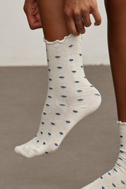 Z SOCKSזוג גרביים בגוון שמנת עם הדפס כחול.מידה: ONE SIZE