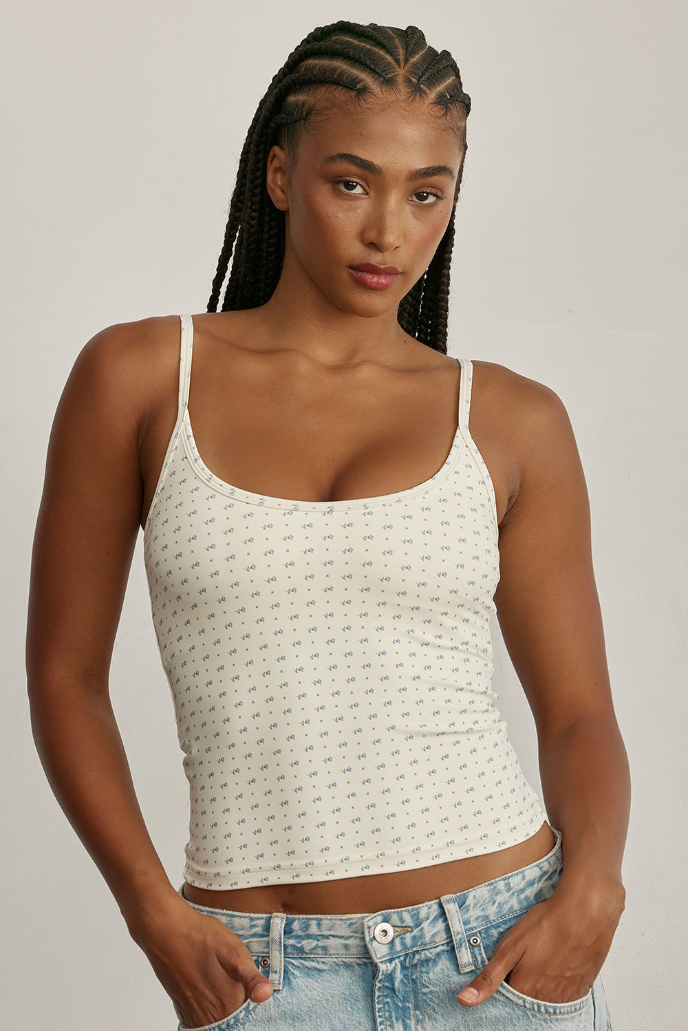 FABRIC: 4 WAY STRETCH FABRIC.גופייה מבד 4 כיוונים המתקדם, אשר מאופיין באלסטיות ניכרת לאורך כל ארבעת הצירים הראשיים, הבגד עוקב בצורה מושלמת אחר תנועות הגוף ומבטיח חופש פעולה מירבי.גזרה קלאסית, מעט ארוכה.הגופייה בשילוב שכבה פנימית וריפוד נשלף. לוגו Z בגב הפריט.הגופייה בשילוב רצועות מתכווננות בגב הפריט.דפוס פרחוני ברקע שמנת.