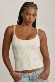 FABRIC: 4 WAY STRETCH FABRIC.גופייה מבד 4 כיוונים המתקדם, אשר מאופיין באלסטיות ניכרת לאורך כל ארבעת הצירים הראשיים, הבגד עוקב בצורה מושלמת אחר תנועות הגוף ומבטיח חופש פעולה מירבי.גזרה קלאסית, מעט ארוכה.הגופייה בשילוב שכבה פנימית וריפוד נשלף. לוגו Z בגב הפריט.הגופייה בשילוב רצועות מתכווננות בגב הפריט.דפוס פרחוני ברקע שמנת.