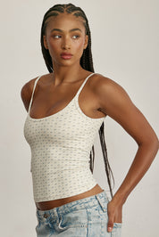 FABRIC: 4 WAY STRETCH FABRIC.גופייה מבד 4 כיוונים המתקדם, אשר מאופיין באלסטיות ניכרת לאורך כל ארבעת הצירים הראשיים, הבגד עוקב בצורה מושלמת אחר תנועות הגוף ומבטיח חופש פעולה מירבי.גזרה קלאסית, מעט ארוכה.הגופייה בשילוב שכבה פנימית וריפוד נשלף. לוגו Z בגב הפריט.הגופייה בשילוב רצועות מתכווננות בגב הפריט.דפוס פרחוני ברקע שמנת.
