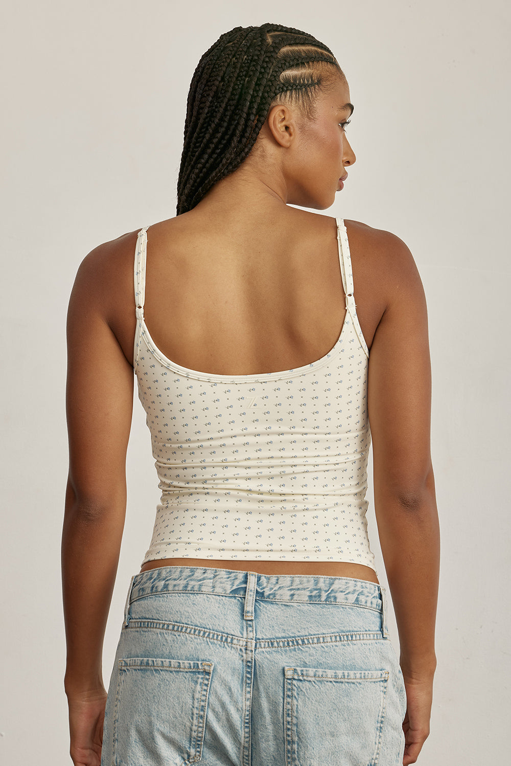 FABRIC: 4 WAY STRETCH FABRIC.גופייה מבד 4 כיוונים המתקדם, אשר מאופיין באלסטיות ניכרת לאורך כל ארבעת הצירים הראשיים, הבגד עוקב בצורה מושלמת אחר תנועות הגוף ומבטיח חופש פעולה מירבי.גזרה קלאסית, מעט ארוכה.הגופייה בשילוב שכבה פנימית וריפוד נשלף. לוגו Z בגב הפריט.הגופייה בשילוב רצועות מתכווננות בגב הפריט.דפוס פרחוני ברקע שמנת.