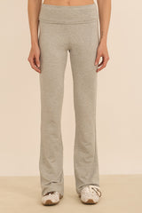 מכנס מתרחב מבד comfy+ מהסדרה של עינב כהן, חגורה גבוהה אשר ניתנת לקיפול, הדגם מיועד ליום-יום, ולא לאימונים, אינו מנדף זיעה ואינו מחטב. גוון אפור מלאנג