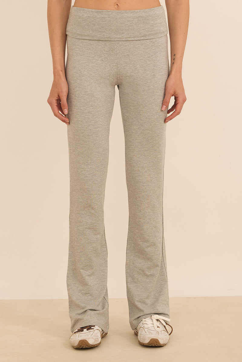 מכנס מתרחב מבד comfy+ מהסדרה של עינב כהן, חגורה גבוהה אשר ניתנת לקיפול, הדגם מיועד ליום-יום, ולא לאימונים, אינו מנדף זיעה ואינו מחטב. גוון אפור מלאנג