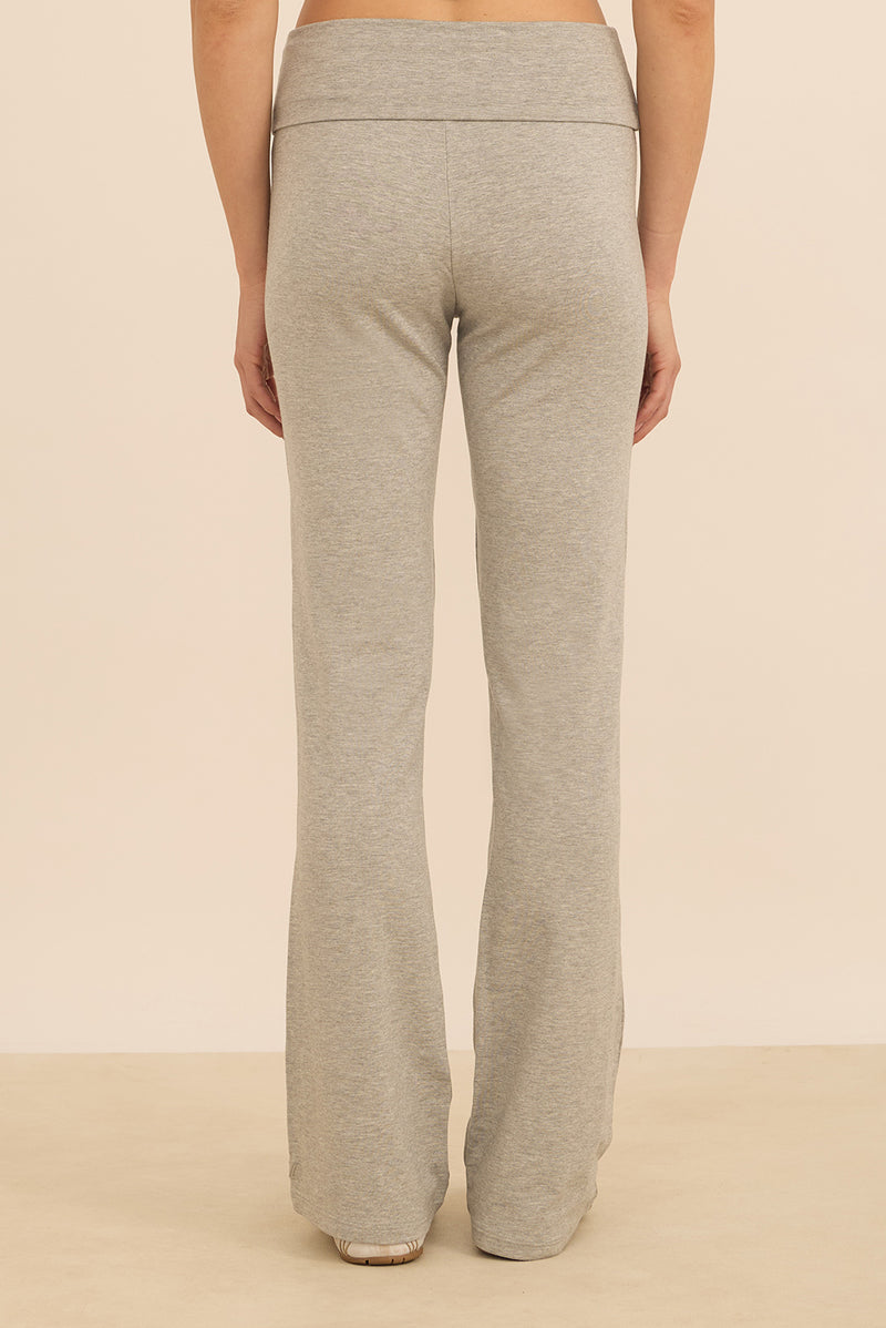 מכנס מתרחב מבד comfy+ מהסדרה של עינב כהן, חגורה גבוהה אשר ניתנת לקיפול, הדגם מיועד ליום-יום, ולא לאימונים, אינו מנדף זיעה ואינו מחטב. גוון אפור מלאנג