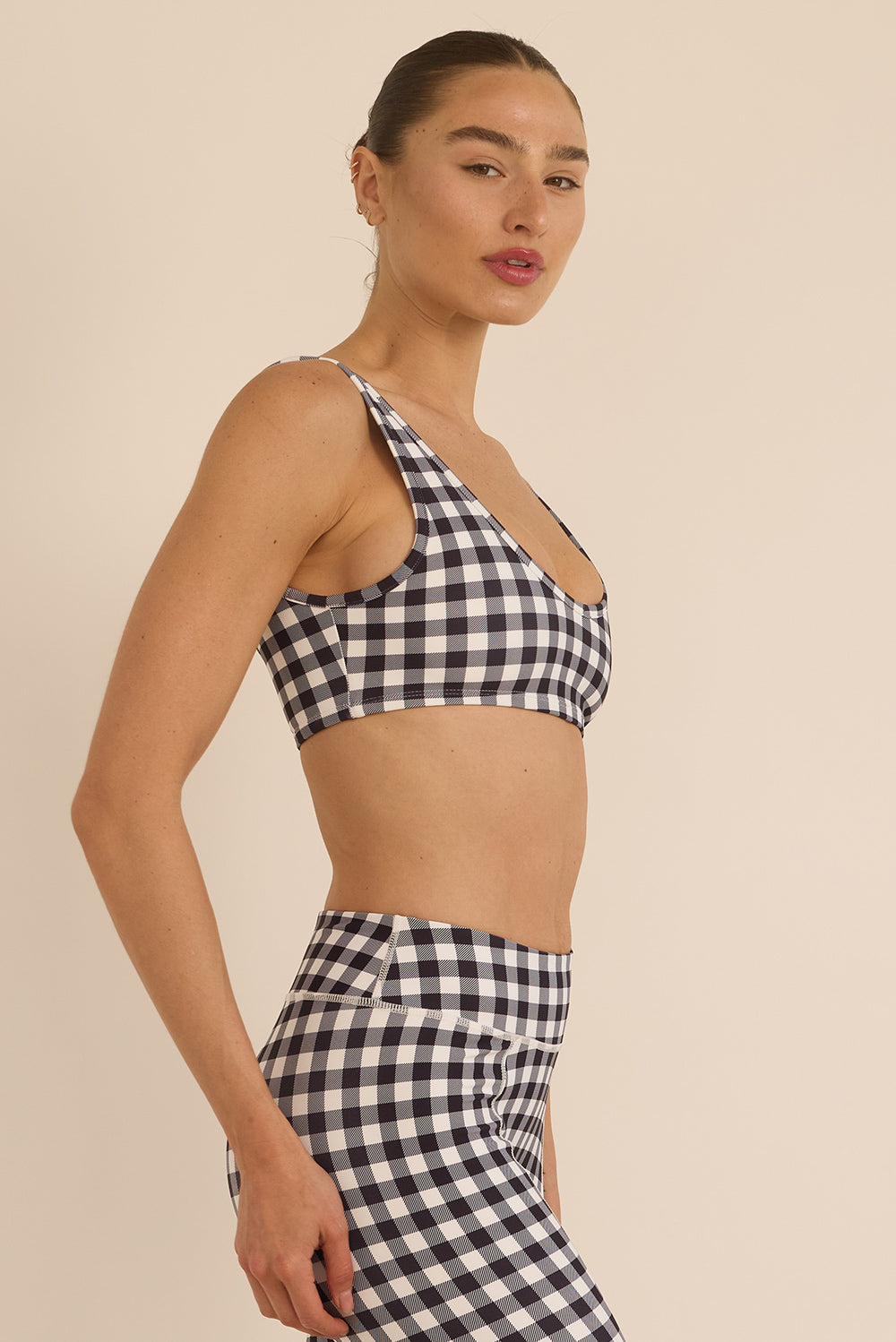 קולקציה בעיצובה של אדל בספלוב - טופ בגזרה וי - כתפיות עבות, ללא פתח להכנסת ריפוד וגם ללא ריפוד בהדפס משבצות שחור לבן.