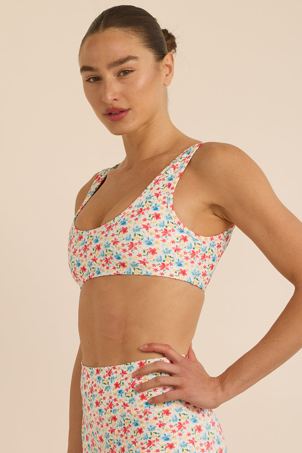 קולקציה בעיצובה של אדל בספלוב - טופ בגזרה וי - כתפיות עבות, ללא פתח להכנסת ריפוד וגם ללא ריפוד בהדפס פרחוני.