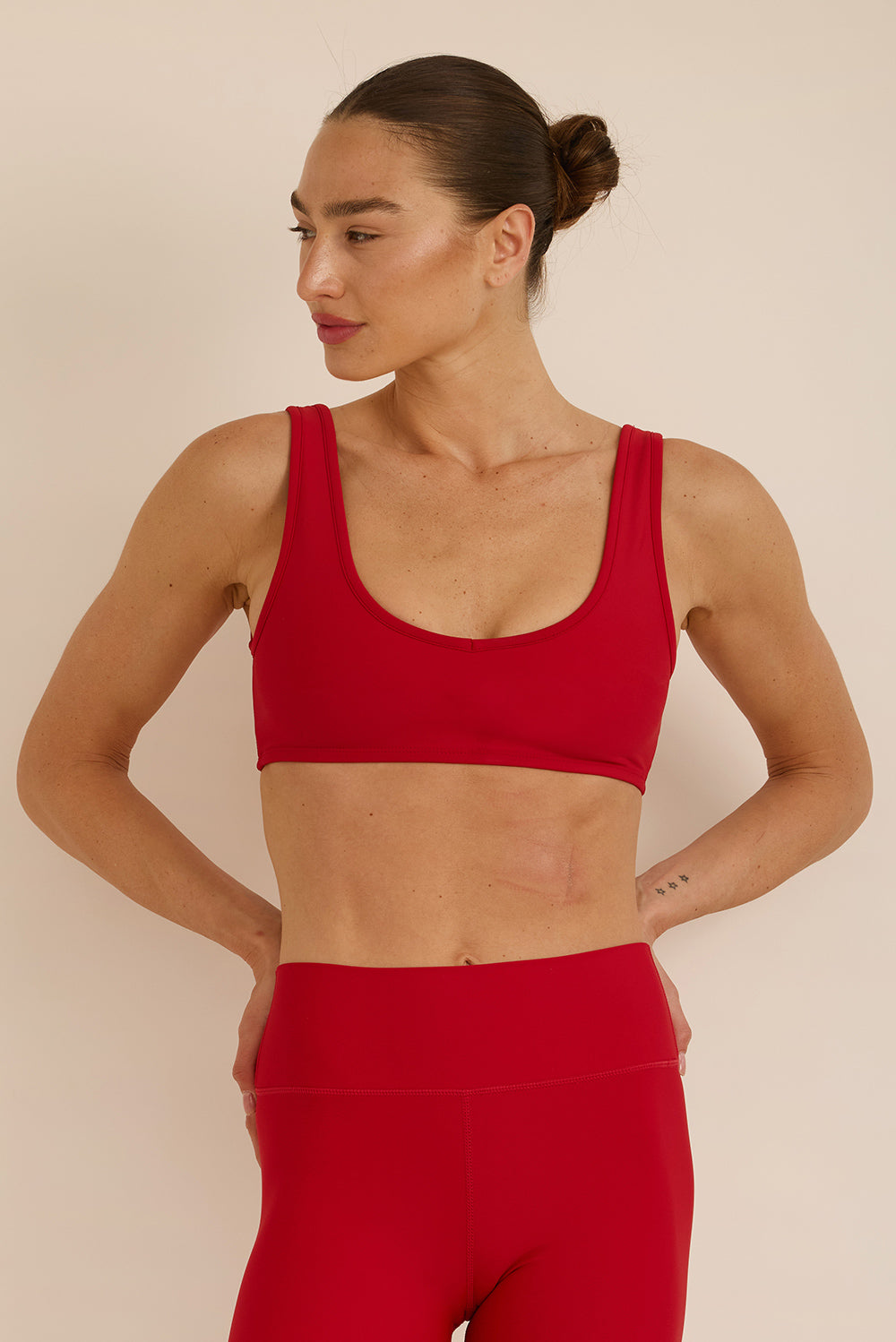 קולקציה בעיצובה של אדל בספלוב - טופ בגזרה וי - כתפיות עבות, ללא פתח להכנסת ריפוד וגם ללא ריפוד בהדפס בגוון בורדו.