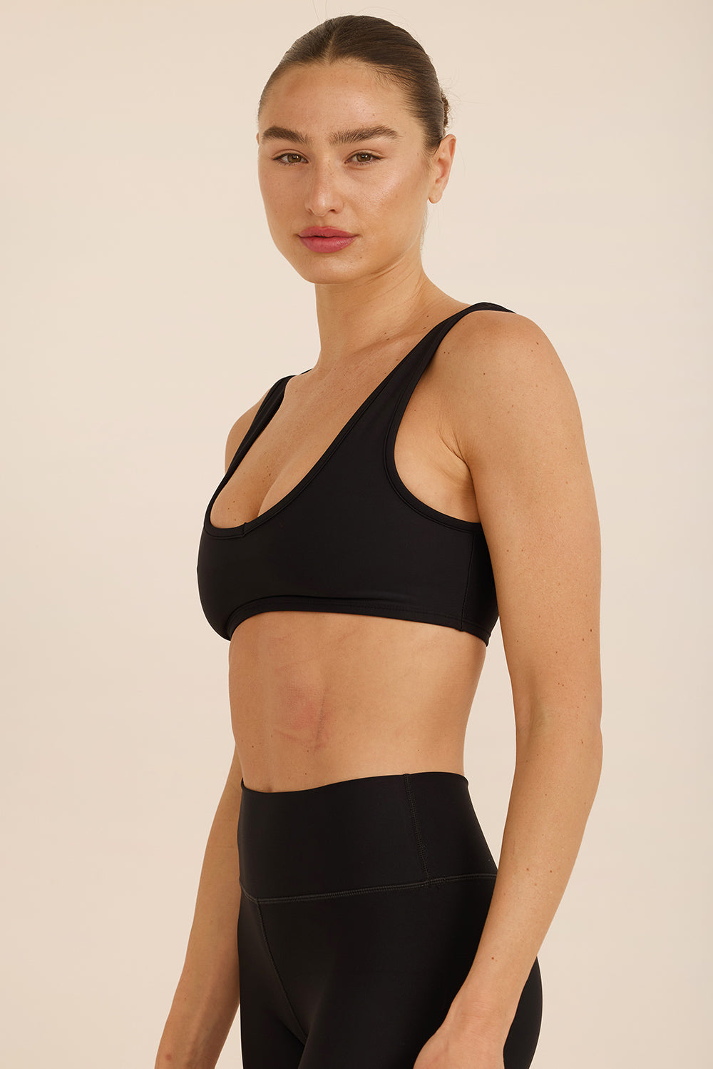 קולקציה בעיצובה של אדל בספלוב - טופ בגזרה וי - כתפיות עבות, ללא פתח להכנסת ריפוד וגם ללא ריפוד בהדפס בגוון שחור.