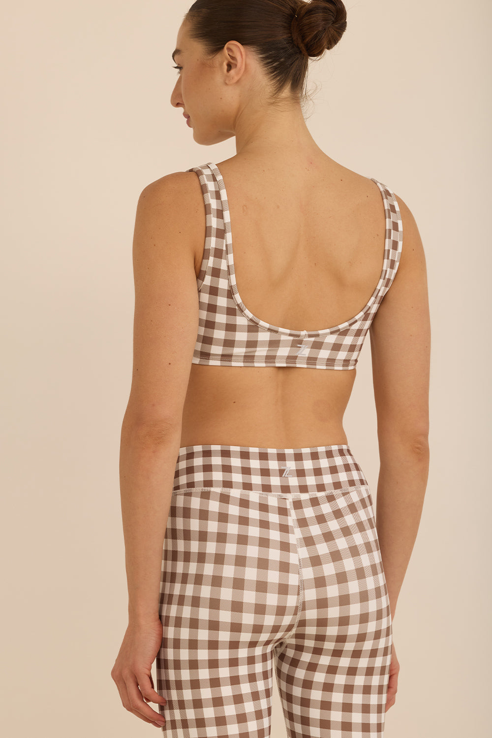 קולקציה בעיצובה של אדל בספלוב - טופ בגזרה וי - כתפיות עבות, ללא פתח להכנסת ריפוד וגם ללא ריפוד בהדפס משבצות חום לבן.