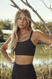 FABRIC: 4 WAY STRETCH FABRIC.לתשומת לבך - בתמונה הראשית, יש 2 טופים נפרדים זה על זה, הטופ החום הוא הרלוונטי כפי שניתן לראות בתמונות סטודיו על רוני הדוגמנית.טופ מבד 4 כיוונים המתקדם ביותר שלנו, אשר מאופיין באלסטיות ניכרת לאורך כל ארבעת הצירים הראשיים, הבגד עוקב בצורה מושלמת אחר תנועות הגוף ומבטיח חופש פעולה מירבי.גזרה קלאסית קצרה ומחמיאההטופ בשילוב רצועות דקות.הטופ ללא ריפוד וגם ללא פתח להכנסת ריפוד.גוון חום.