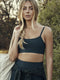 FABRIC: 4 WAY STRETCH FABRIC.לתשומת לבך: בתמונות חוץ, הגוון יכול להיראות שונה בגוון התאורה / אפקט.טופ מבד 4 כיוונים המתקדם ביותר שלנו, אשר מאופיין באלסטיות ניכרת לאורך כל ארבעת הצירים הראשיים, הבגד עוקב בצורה מושלמת אחר תנועות הגוף ומבטיח חופש פעולה מירבי.גזרה קלאסית קצרה ומחמיאההטופ בשילוב רצועות דקות.הטופ ללא ריפוד וגם ללא פתח להכנסת ריפוד.גוון ירוק.