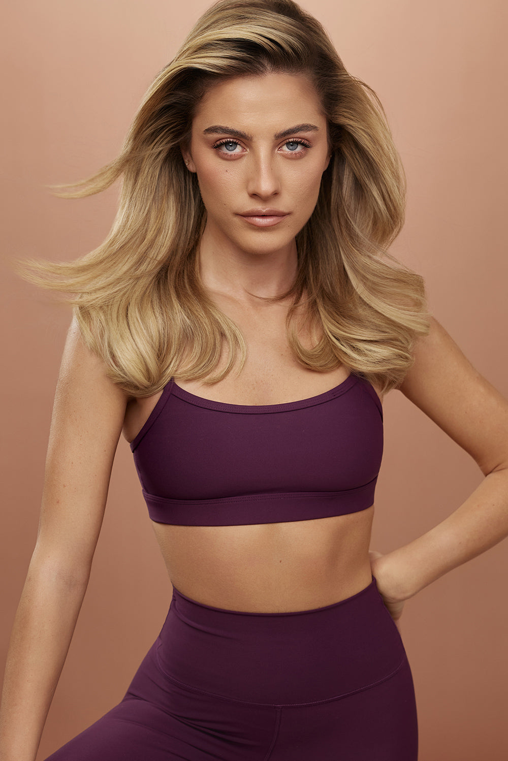 טופ כתפייה דקה מבד 4 כיוונים בגוון סגול, הטופ ללא ריפוד נשלף וללא פתח להכנסת ריפוד