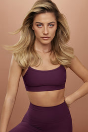 טופ כתפייה דקה מבד 4 כיוונים בגוון סגול, הטופ ללא ריפוד נשלף וללא פתח להכנסת ריפוד