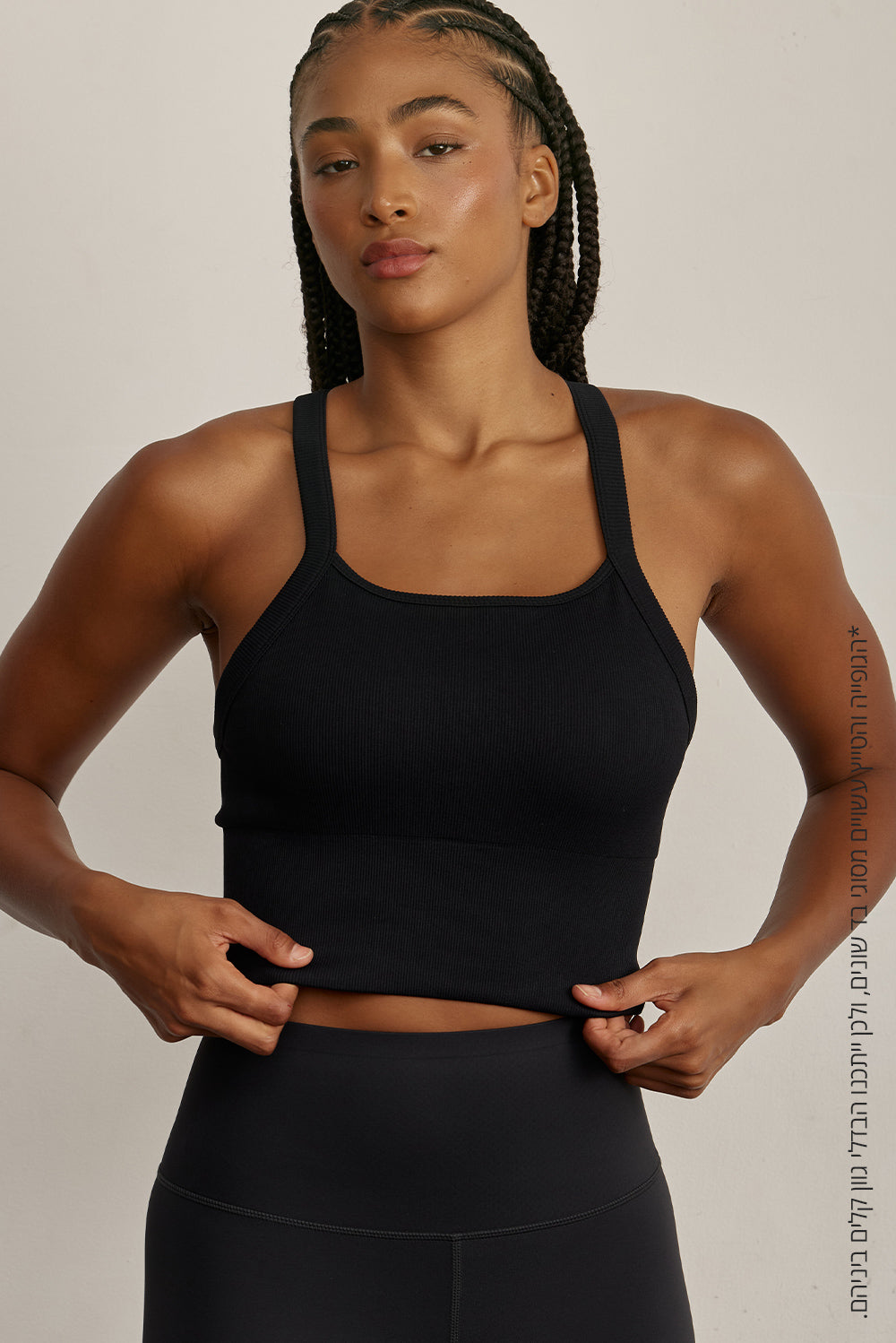 Z RIBBED TANKטופ ריב בגזרת קרופ מבד עם טקסטורת פסי ריב.ריפוד נשלף לנוחות והתאמה אישית.רצועות מתכוונות בגב הפריט להתאמה. לוגו Z מחזיר אור בגב הפריט.גוון שחור.לתשומת לבך, מדובר בסוג בד שונה מהטייץ ולכן יתכנו שינויים בגוון.