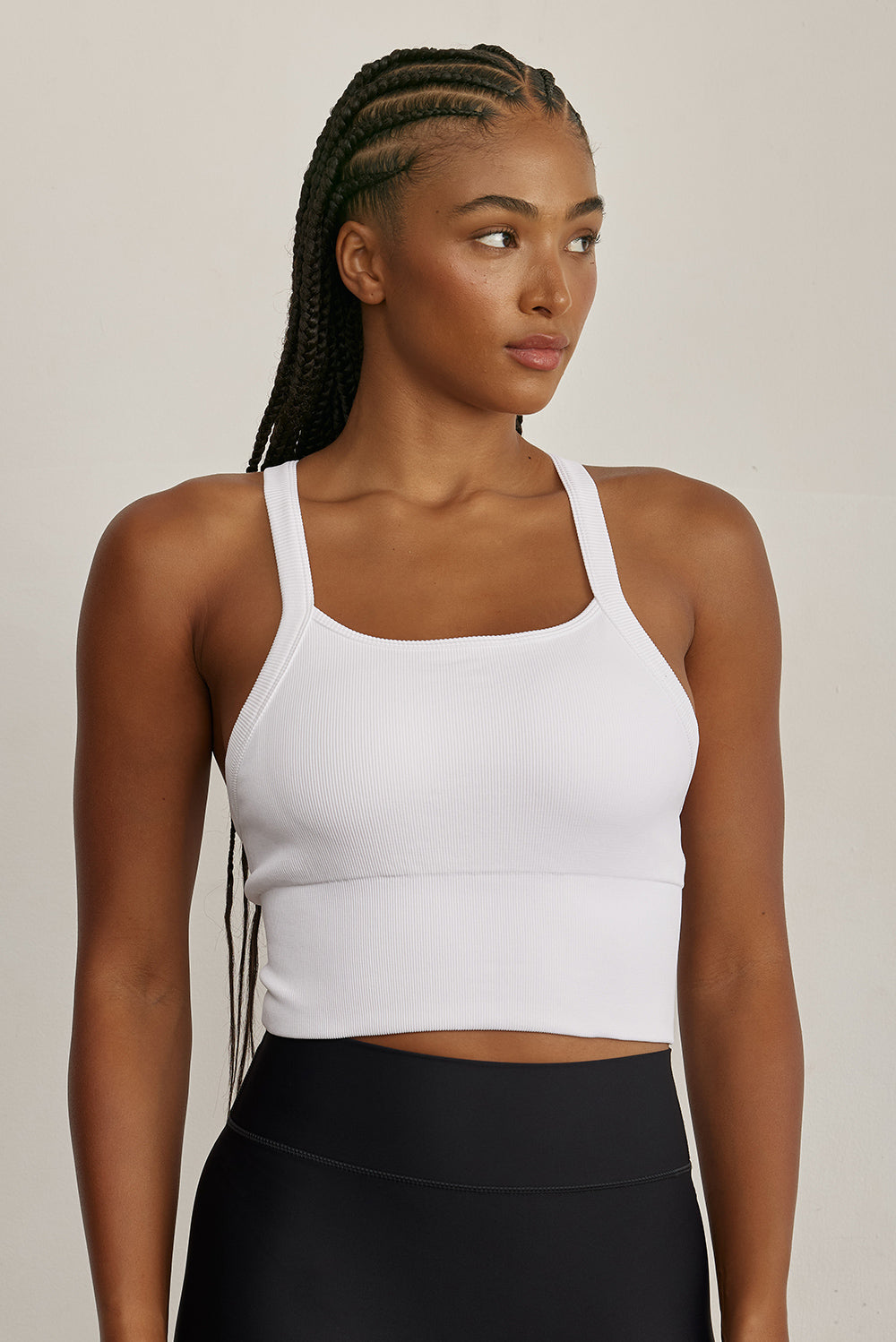 Z RIBBED TANKטופ ריב בגזרת קרופ מבד עם טקסטורת פסי ריב.ריפוד נשלף לנוחות והתאמה אישית.רצועות מתכוונות בגב הפריט להתאמה. לוגו Z מחזיר אור בגב הפריט.גוון לבן.