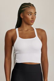 Z RIBBED TANKטופ ריב בגזרת קרופ מבד עם טקסטורת פסי ריב.ריפוד נשלף לנוחות והתאמה אישית.רצועות מתכוונות בגב הפריט להתאמה. לוגו Z מחזיר אור בגב הפריט.גוון לבן.