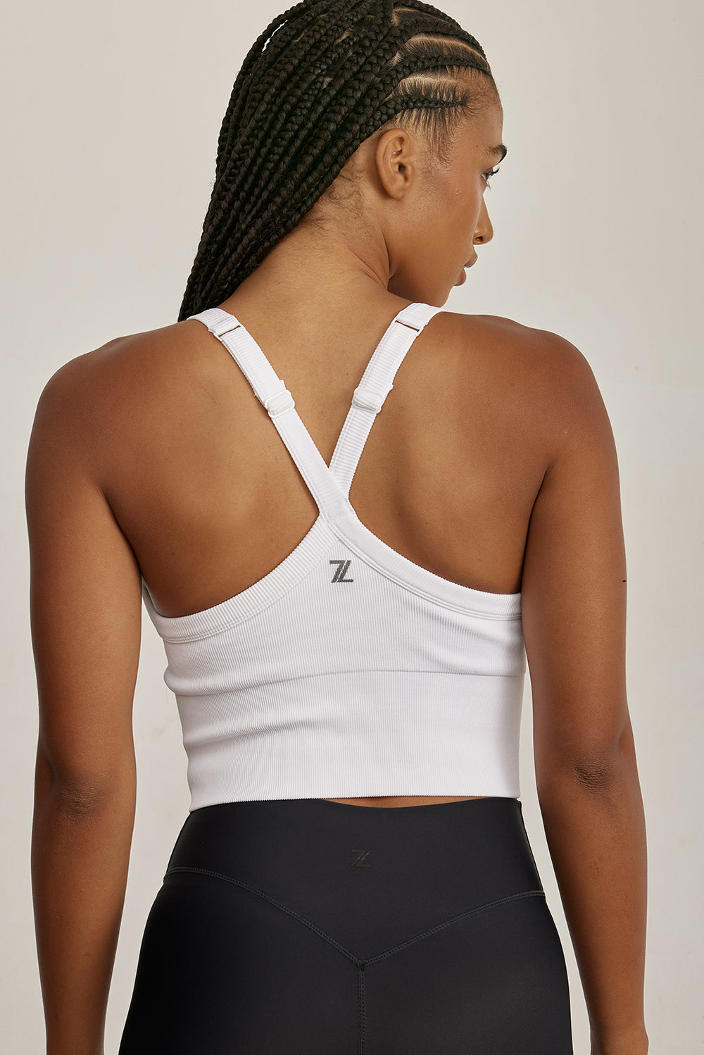 Z RIBBED TANKטופ ריב בגזרת קרופ מבד עם טקסטורת פסי ריב.ריפוד נשלף לנוחות והתאמה אישית.רצועות מתכוונות בגב הפריט להתאמה. לוגו Z מחזיר אור בגב הפריט.גוון לבן.