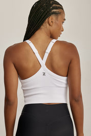 Z RIBBED TANKטופ ריב בגזרת קרופ מבד עם טקסטורת פסי ריב.ריפוד נשלף לנוחות והתאמה אישית.רצועות מתכוונות בגב הפריט להתאמה. לוגו Z מחזיר אור בגב הפריט.גוון לבן.